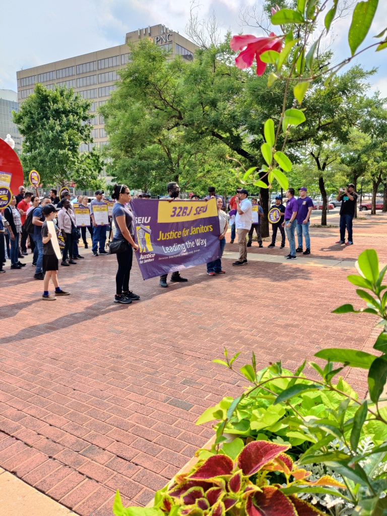 32BJ confronting an employer's building 