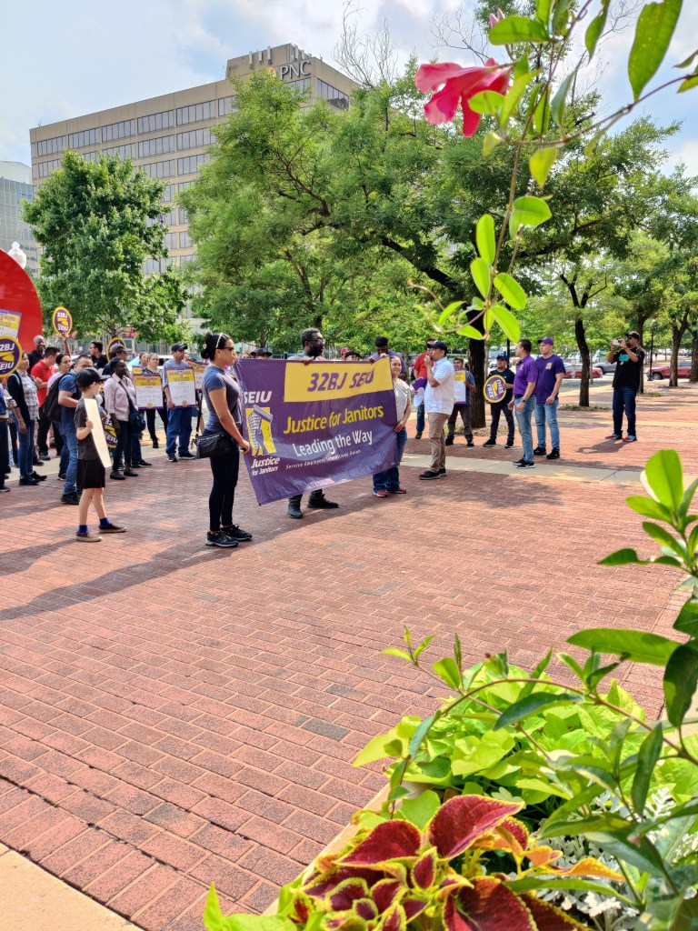 32BJ confronting an employer's building